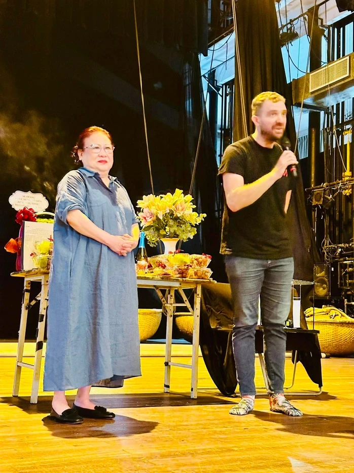 Đạo diễn Minh Nguyệt khởi công vở kịch "Áo xưa dù nhàu", có nhiều nghệ sĩ nổi tiếng Đạo diễn Minh Nguyệt khởi công vở kịch "Áo xưa dù nhàu", có nhiều nghệ sĩ nổi tiếng