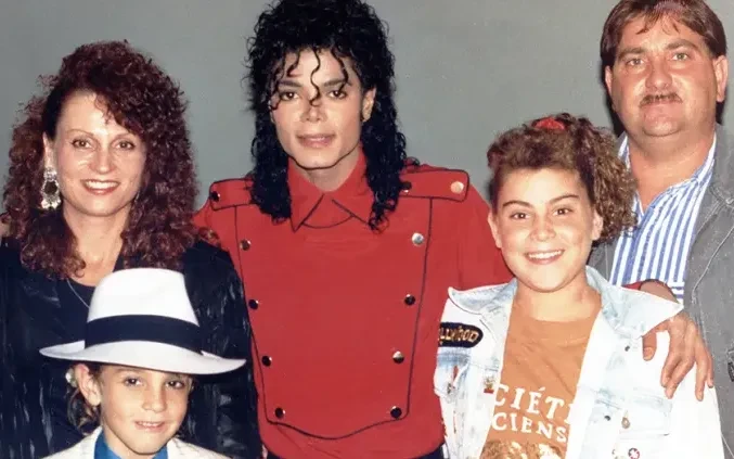 Đạo diễn phim "Leaving Neverland" chỉ trích gay gắt phim "Michael" Đạo diễn phim "Leaving Neverland" chỉ trích gay gắt phim "Michael"
