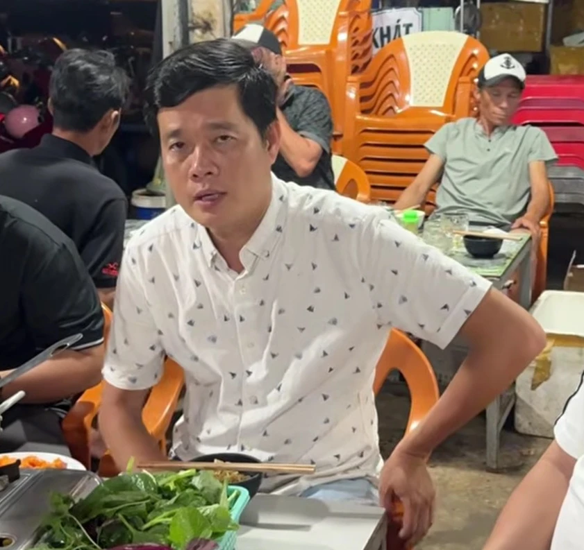 Đạo diễn quyền lực đi theo xin lỗi Đàm Vĩnh Hưng Đạo diễn quyền lực đi theo xin lỗi Đàm Vĩnh Hưng