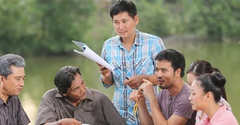 Đạo diễn sắp hầu tòa vì tạt chất bẩn vào nhà con nợ làm những phim gì?