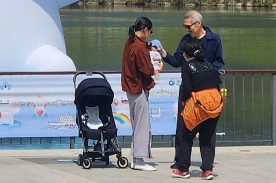 Đạo diễn U70 nổi tiếng Hàn Quốc và “nàng thơ” kém 22 tuổi có con chung