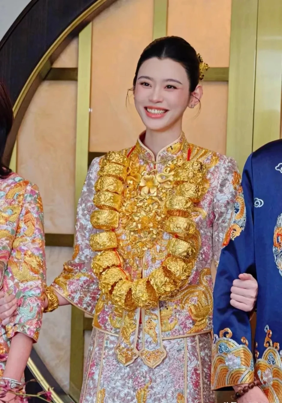 Dâu hào môn Hề Mộng Dao khoe lại ảnh cưới, gây sốc với bộ long phụng dát vàng mất 3600 giờ hoàn thiện và 22 chiếc vòng tay long phụng Dâu hào môn Hề Mộng Dao khoe lại ảnh cưới, gây sốc với bộ long phụng dát vàng mất 3600 giờ hoàn thiện và 22 chiếc vòng tay long phụng