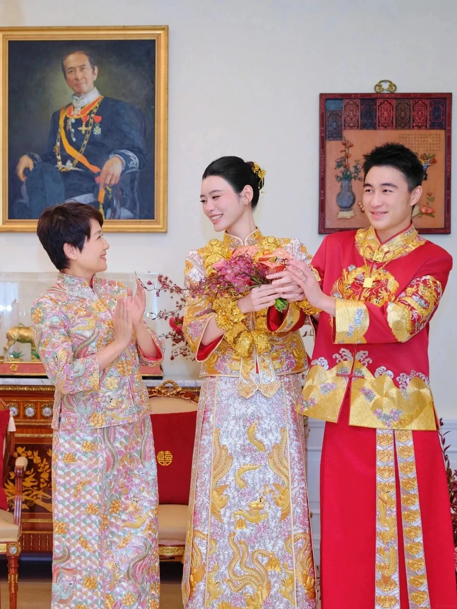 Dâu hào môn Hề Mộng Dao khoe lại ảnh cưới, gây sốc với bộ long phụng dát vàng mất 3600 giờ hoàn thiện và 22 chiếc vòng tay long phụng Dâu hào môn Hề Mộng Dao khoe lại ảnh cưới, gây sốc với bộ long phụng dát vàng mất 3600 giờ hoàn thiện và 22 chiếc vòng tay long phụng