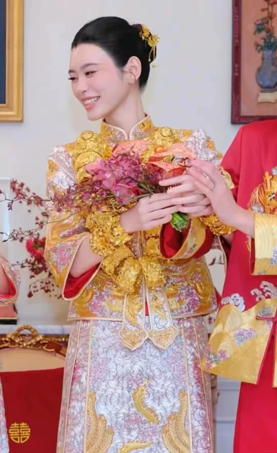 Dâu hào môn Hề Mộng Dao khoe lại ảnh cưới, gây sốc với bộ long phụng dát vàng mất 3600 giờ hoàn thiện và 22 chiếc vòng tay long phụng Dâu hào môn Hề Mộng Dao khoe lại ảnh cưới, gây sốc với bộ long phụng dát vàng mất 3600 giờ hoàn thiện và 22 chiếc vòng tay long phụng