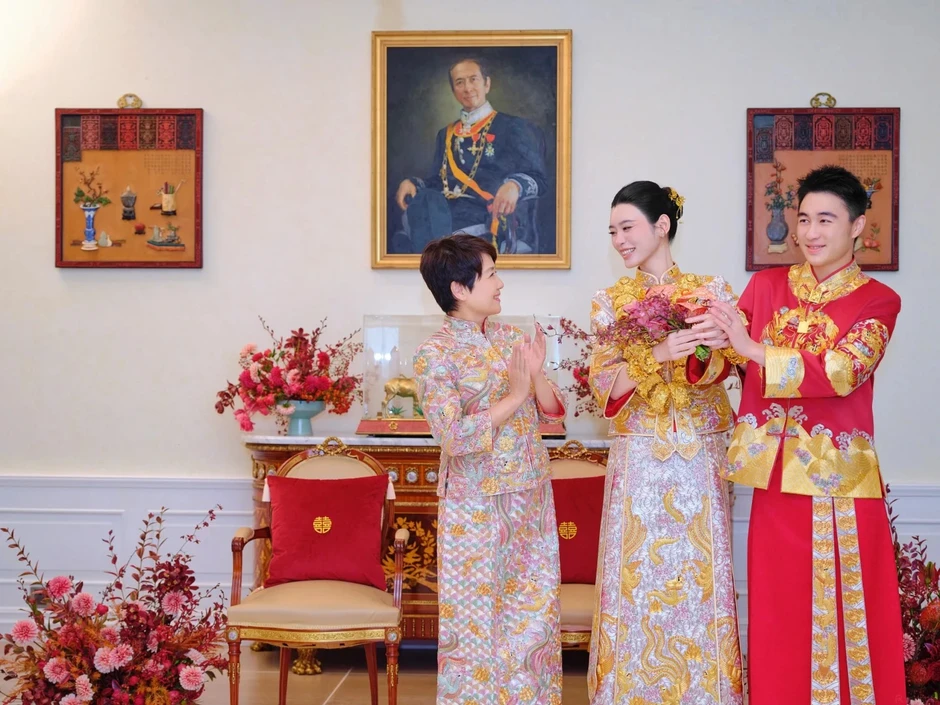 Dâu hào môn Hề Mộng Dao khoe lại ảnh cưới, gây sốc với bộ long phụng dát vàng mất 3600 giờ hoàn thiện và 22 chiếc vòng tay long phụng Dâu hào môn Hề Mộng Dao khoe lại ảnh cưới, gây sốc với bộ long phụng dát vàng mất 3600 giờ hoàn thiện và 22 chiếc vòng tay long phụng