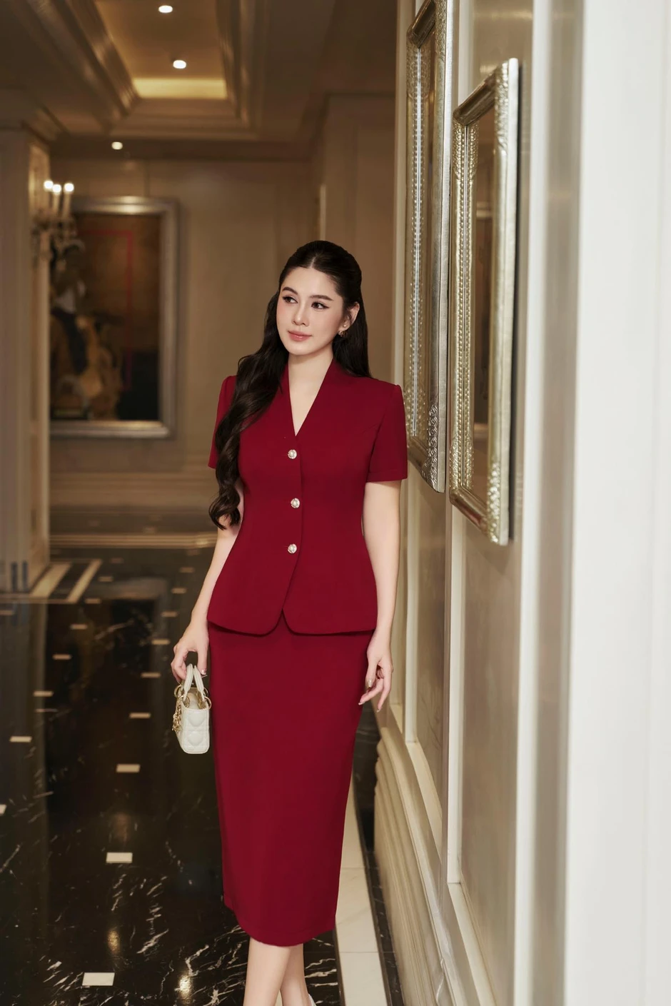 Dâu hào môn Vbiz biến phim trường thành sàn diễn: Chân dài vô cùng tận, cả tủ đồ bộ nào cũng sang