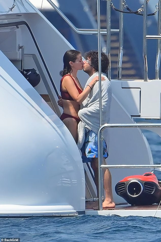 Dậy sóng tin Selena Gomez livestream tuyên bố ly hôn trong nước mắt vì bị chồng "cắm sừng", tiểu tam là nữ TikToker 21 tuổi?