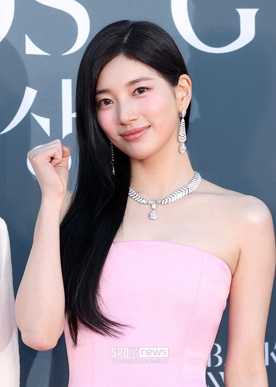 Đẹp bậc nhất Baeksang 2026 gọi tên Suzy: Nhìn bờ vai ngọc ngà là thấy sang chảnh, soi đến cam thường mới hiểu sao được Lee Min Ho yêu Đẹp bậc nhất Baeksang 2026 gọi tên Suzy: Nhìn bờ vai ngọc ngà là thấy sang chảnh, soi đến cam thường mới hiểu sao được Lee Min Ho yêu