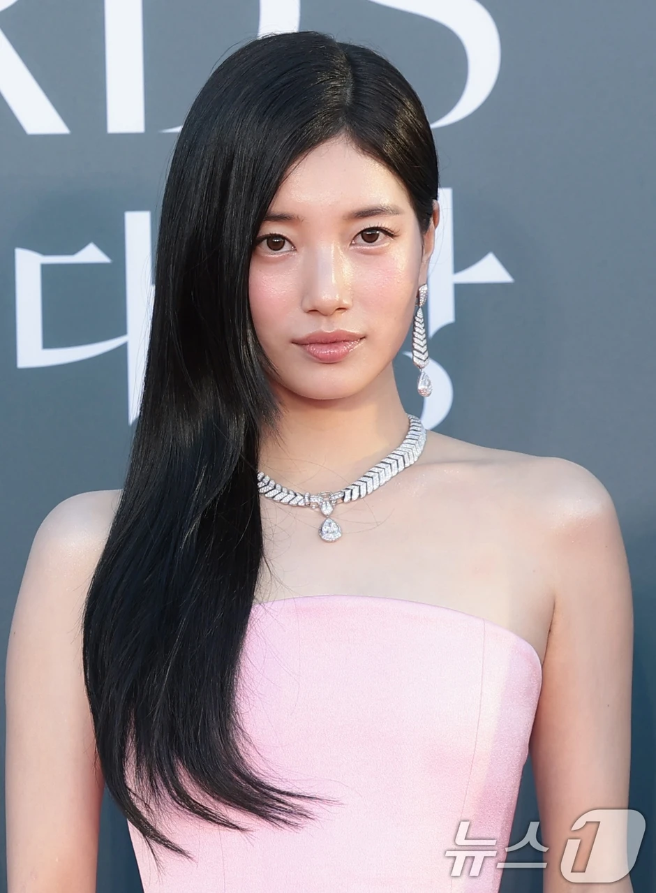 Đẹp bậc nhất Baeksang 2026 gọi tên Suzy: Nhìn bờ vai ngọc ngà là thấy sang chảnh, soi đến cam thường mới hiểu sao được Lee Min Ho yêu Đẹp bậc nhất Baeksang 2026 gọi tên Suzy: Nhìn bờ vai ngọc ngà là thấy sang chảnh, soi đến cam thường mới hiểu sao được Lee Min Ho yêu