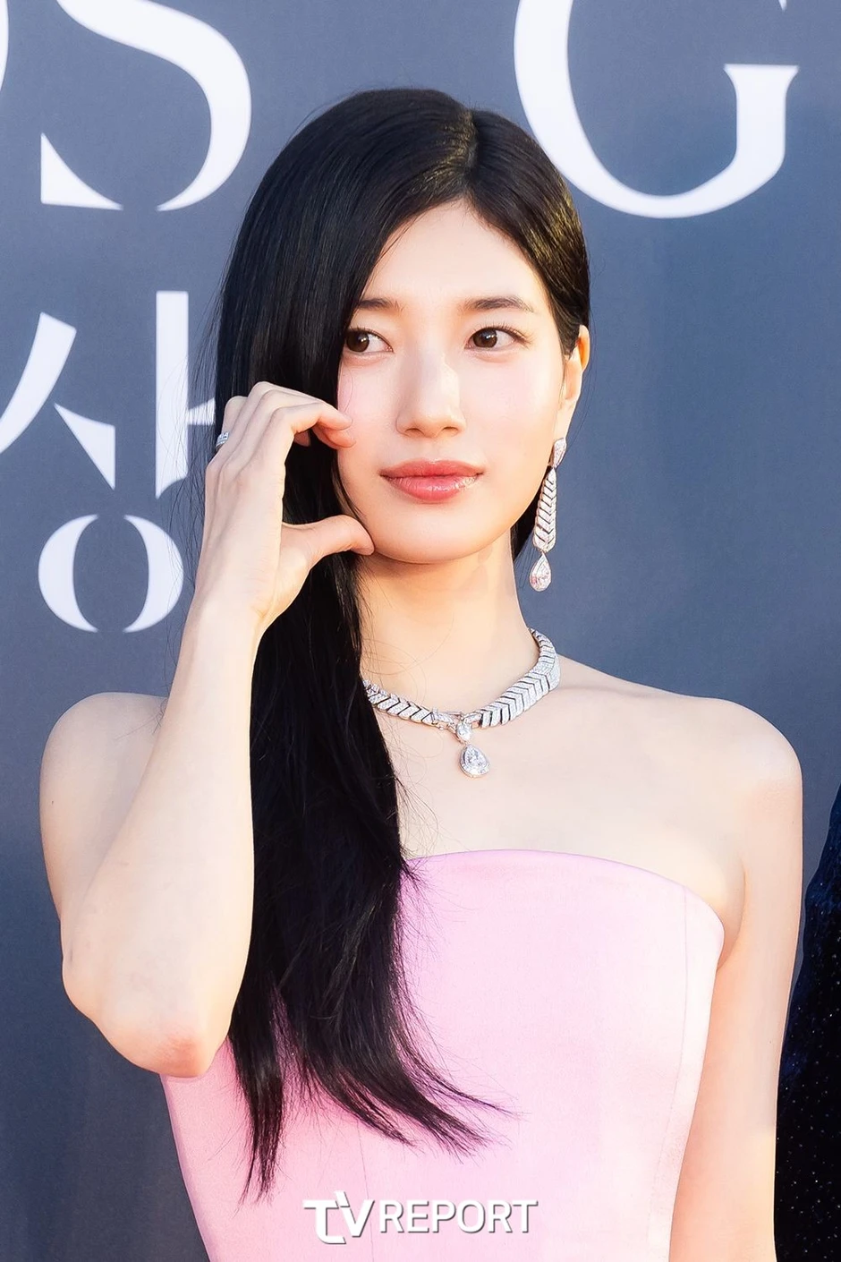Đẹp bậc nhất Baeksang 2026 gọi tên Suzy: Nhìn bờ vai ngọc ngà là thấy sang chảnh, soi đến cam thường mới hiểu sao được Lee Min Ho yêu Đẹp bậc nhất Baeksang 2026 gọi tên Suzy: Nhìn bờ vai ngọc ngà là thấy sang chảnh, soi đến cam thường mới hiểu sao được Lee Min Ho yêu