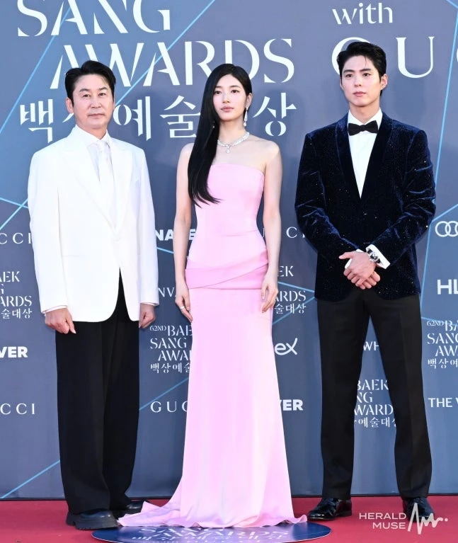 Đẹp bậc nhất Baeksang 2026 gọi tên Suzy: Nhìn bờ vai ngọc ngà là thấy sang chảnh, soi đến cam thường mới hiểu sao được Lee Min Ho yêu Đẹp bậc nhất Baeksang 2026 gọi tên Suzy: Nhìn bờ vai ngọc ngà là thấy sang chảnh, soi đến cam thường mới hiểu sao được Lee Min Ho yêu