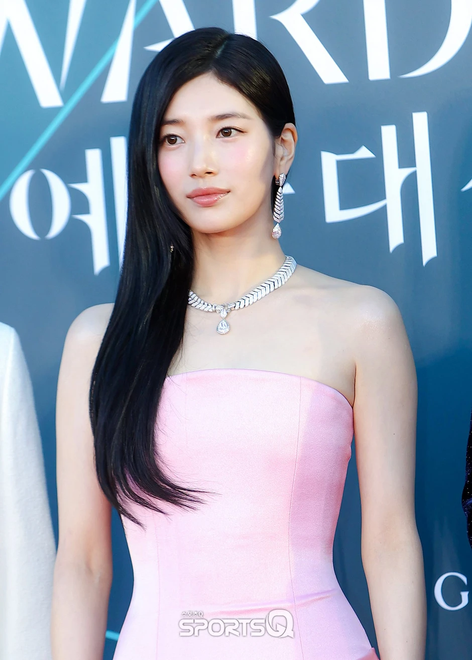 Đẹp bậc nhất Baeksang 2026 gọi tên Suzy: Nhìn bờ vai ngọc ngà là thấy sang chảnh, soi đến cam thường mới hiểu sao được Lee Min Ho yêu Đẹp bậc nhất Baeksang 2026 gọi tên Suzy: Nhìn bờ vai ngọc ngà là thấy sang chảnh, soi đến cam thường mới hiểu sao được Lee Min Ho yêu