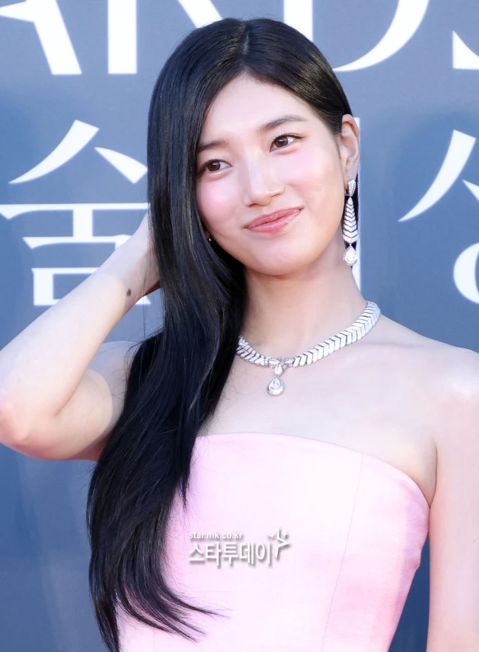 Đẹp bậc nhất Baeksang 2026 gọi tên Suzy: Nhìn bờ vai ngọc ngà là thấy sang chảnh, soi đến cam thường mới hiểu sao được Lee Min Ho yêu Đẹp bậc nhất Baeksang 2026 gọi tên Suzy: Nhìn bờ vai ngọc ngà là thấy sang chảnh, soi đến cam thường mới hiểu sao được Lee Min Ho yêu