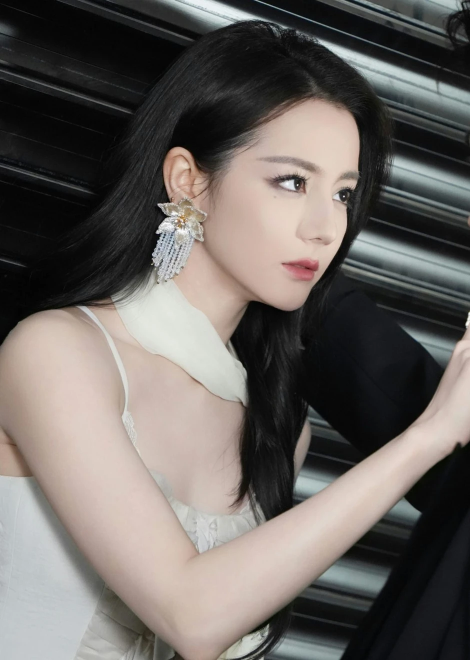 Địch Lệ Nhiệt Ba lại vướng soi mói khi Johnny Huang dính scandal mới Địch Lệ Nhiệt Ba lại vướng soi mói khi Johnny Huang dính scandal mới