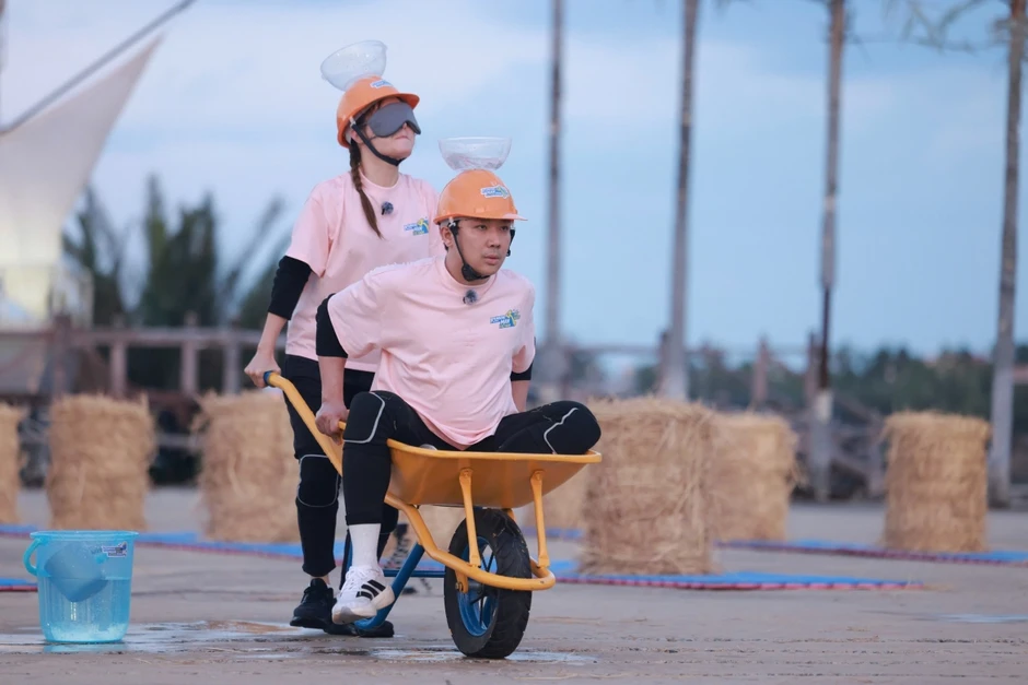 Diễm My 9X khiến Trấn Thành ngã nhào trong thử thách đẩy xe ở Running Man Diễm My 9X khiến Trấn Thành ngã nhào trong thử thách đẩy xe ở Running Man