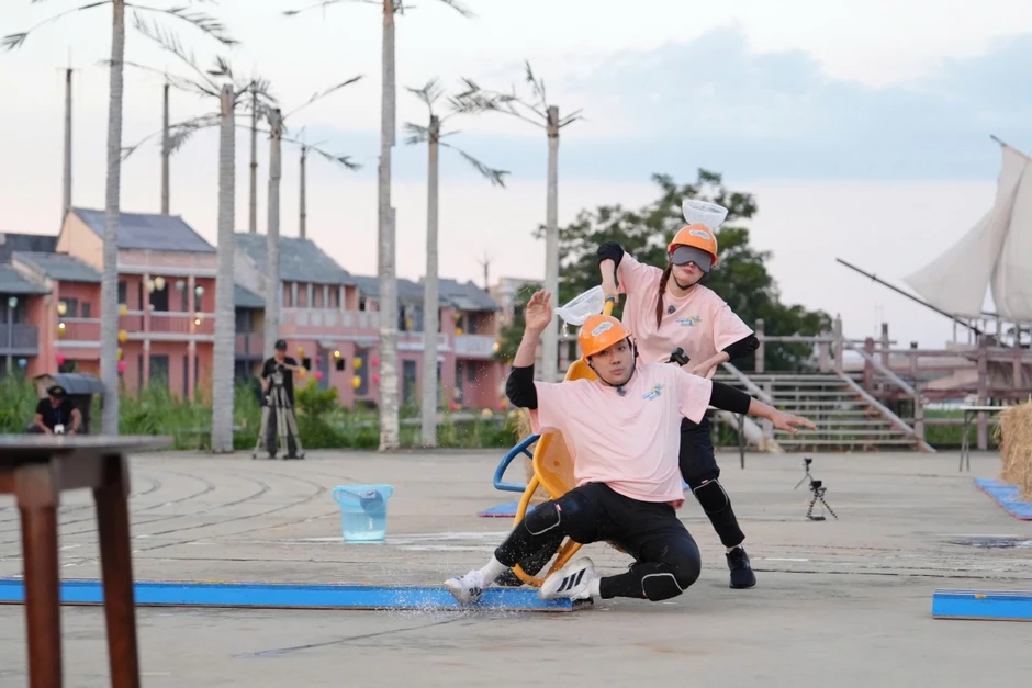 Diễm My 9X khiến Trấn Thành ngã nhào trong thử thách đẩy xe ở Running Man Diễm My 9X khiến Trấn Thành ngã nhào trong thử thách đẩy xe ở Running Man
