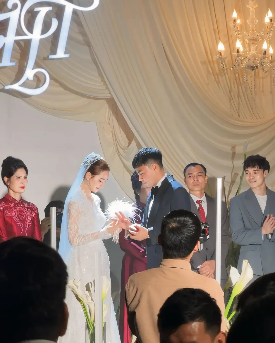 Điểm tin sao Việt: MC Mù Tạt lần đầu gọi Đức Huy là 'anh' trong lễ cưới