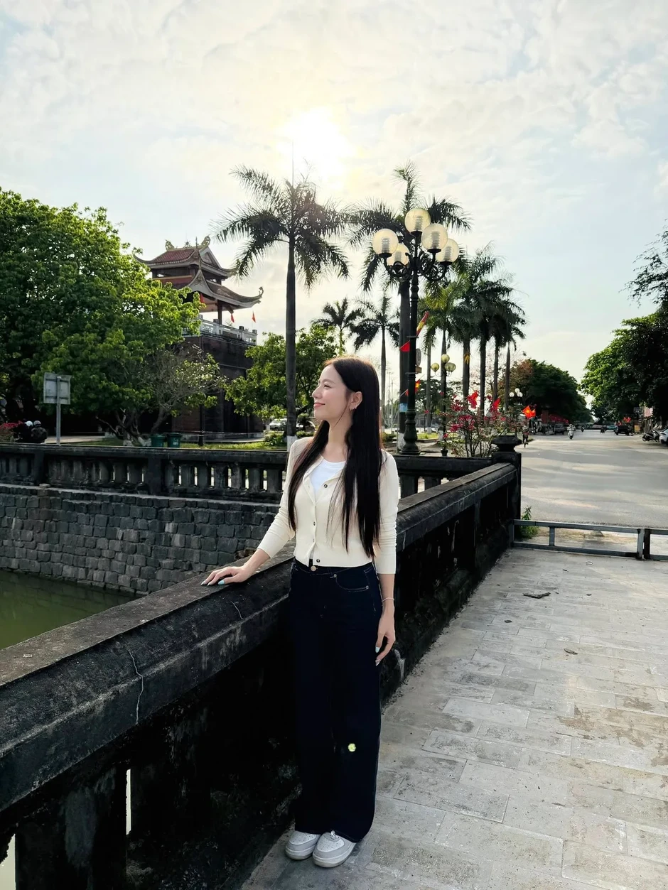 Điểm tin sao Việt: O Hồng của 'Mưa đỏ' về thăm thành cổ Quảng Trị Điểm tin sao Việt: O Hồng của 'Mưa đỏ' về thăm thành cổ Quảng Trị
