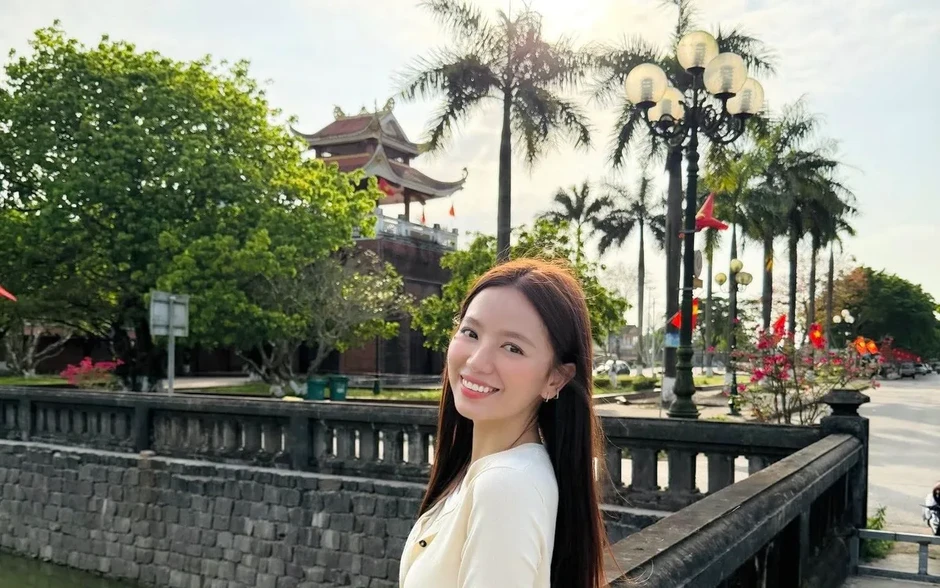 Điểm tin sao Việt: O Hồng của 'Mưa đỏ' về thăm thành cổ Quảng Trị Điểm tin sao Việt: O Hồng của 'Mưa đỏ' về thăm thành cổ Quảng Trị