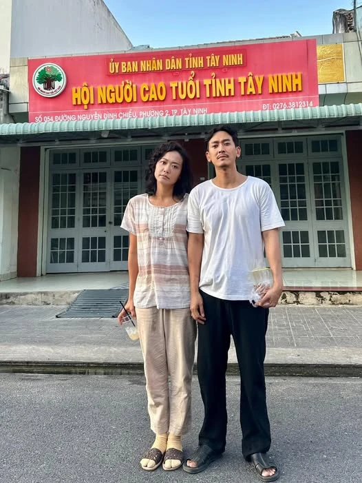 Điểm tin sao Việt: O Hồng của 'Mưa đỏ' về thăm thành cổ Quảng Trị Điểm tin sao Việt: O Hồng của 'Mưa đỏ' về thăm thành cổ Quảng Trị