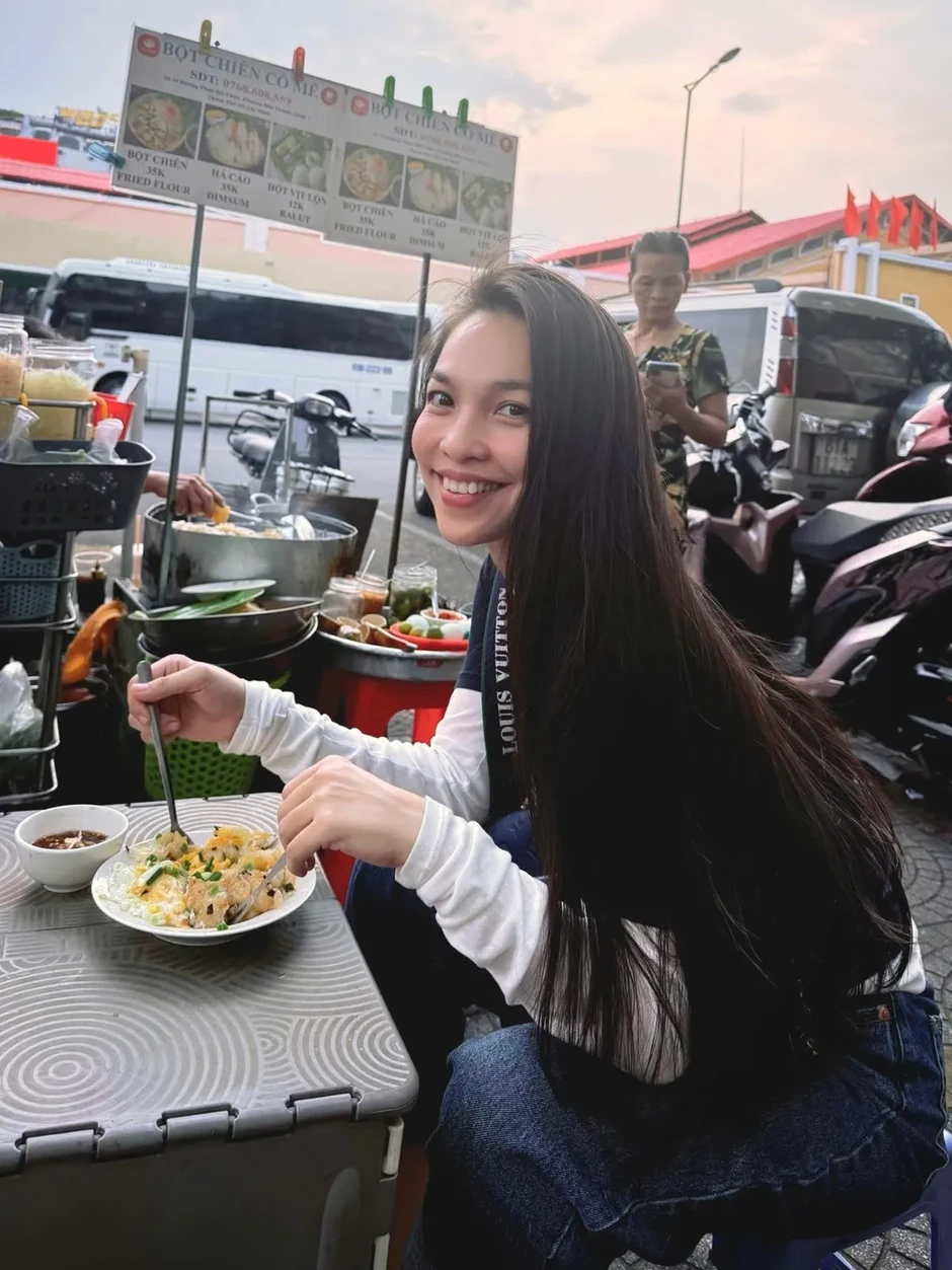 Điểm tin sao Việt: O Hồng của 'Mưa đỏ' về thăm thành cổ Quảng Trị Điểm tin sao Việt: O Hồng của 'Mưa đỏ' về thăm thành cổ Quảng Trị