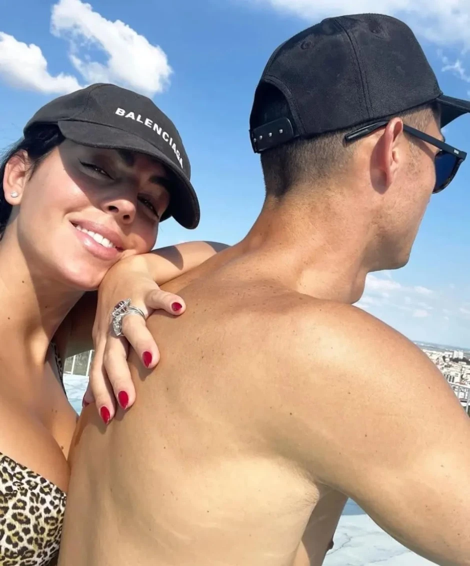 Diện áo 2 triệu đồng, bạn gái Ronaldo vẫn toát lên khí chất "phu nhân tỷ phú", body "nóng bỏng mắt" Diện áo 2 triệu đồng, bạn gái Ronaldo vẫn toát lên khí chất "phu nhân tỷ phú", body "nóng bỏng mắt"