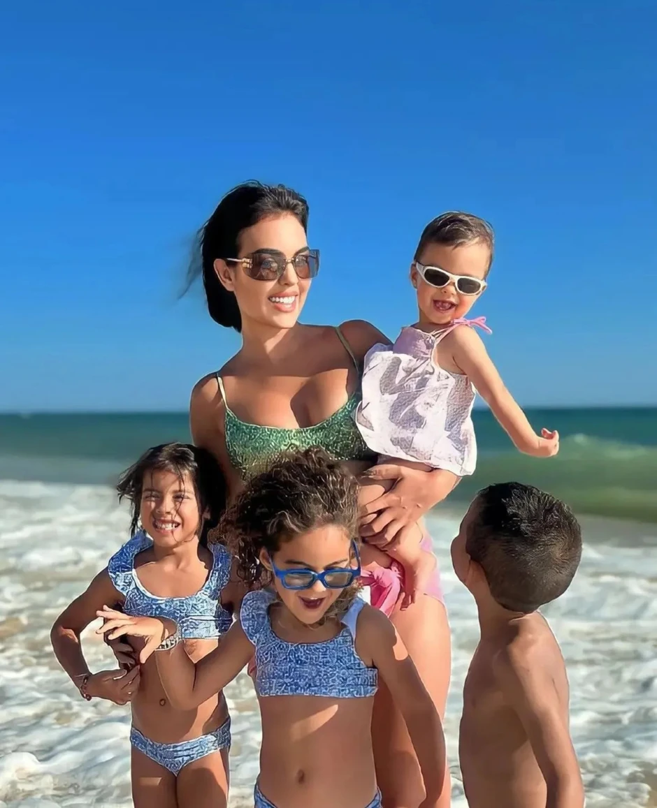 Diện áo 2 triệu đồng, bạn gái Ronaldo vẫn toát lên khí chất "phu nhân tỷ phú", body "nóng bỏng mắt" Diện áo 2 triệu đồng, bạn gái Ronaldo vẫn toát lên khí chất "phu nhân tỷ phú", body "nóng bỏng mắt"