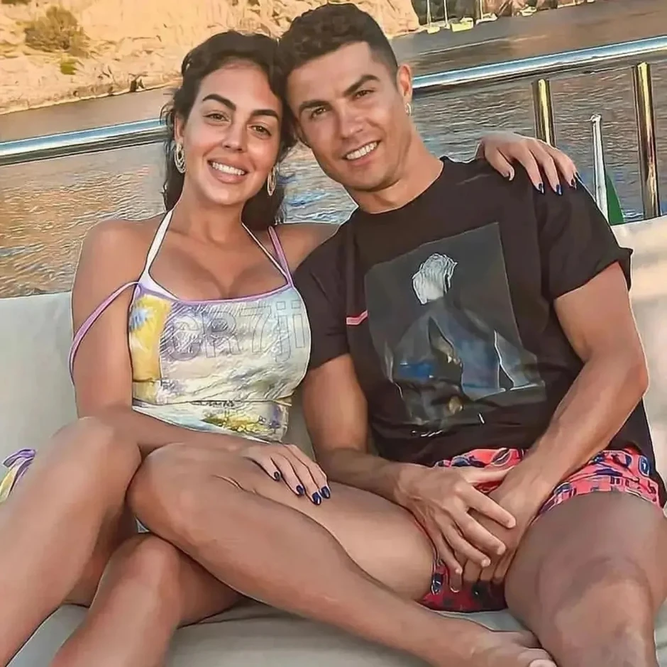 Diện áo 2 triệu đồng, bạn gái Ronaldo vẫn toát lên khí chất "phu nhân tỷ phú", body "nóng bỏng mắt" Diện áo 2 triệu đồng, bạn gái Ronaldo vẫn toát lên khí chất "phu nhân tỷ phú", body "nóng bỏng mắt"