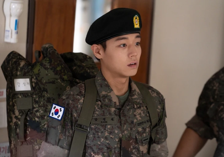 'Điện hạ' Park Ji Hoon nhập ngũ, thành đầu bếp tài năng trong phim mới