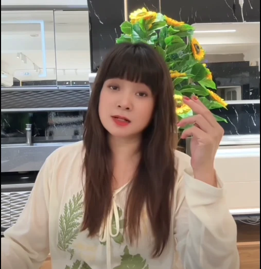 Diễn viên Lệ Hằng nói về sai lầm: "Mình cắt quan hệ với gia đình rồi quan hệ với dân xã hội" Diễn viên Lệ Hằng nói về sai lầm: "Mình cắt quan hệ với gia đình rồi quan hệ với dân xã hội"