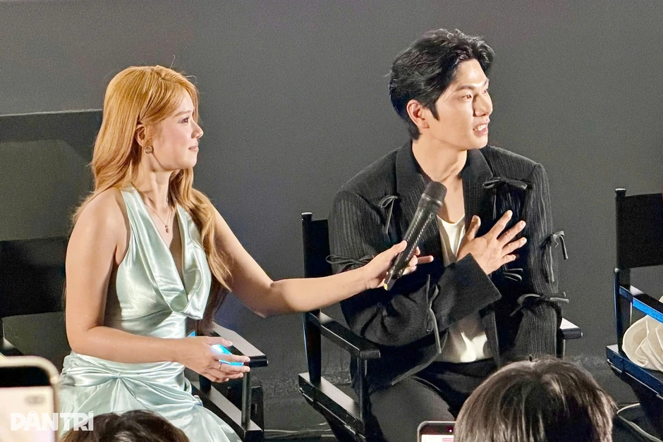 Diễn viên Lee Yi Kyung đến TPHCM, tương tác cùng fan nữ gây chú ý Diễn viên Lee Yi Kyung đến TPHCM, tương tác cùng fan nữ gây chú ý