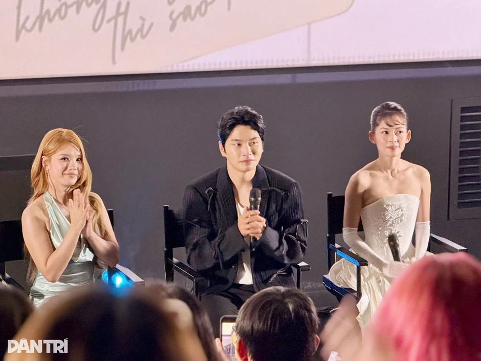 Diễn viên Lee Yi Kyung đến TPHCM, tương tác cùng fan nữ gây chú ý Diễn viên Lee Yi Kyung đến TPHCM, tương tác cùng fan nữ gây chú ý