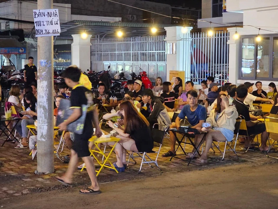 Diễn viên Việt từng đi diễn đám tang, múa lửa kiếm tiền nay mở quán nước ở Đồng Nai Diễn viên Việt từng đi diễn đám tang, múa lửa kiếm tiền nay mở quán nước ở Đồng Nai