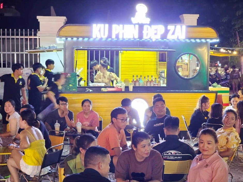 Diễn viên Việt từng đi diễn đám tang, múa lửa kiếm tiền nay mở quán nước ở Đồng Nai Diễn viên Việt từng đi diễn đám tang, múa lửa kiếm tiền nay mở quán nước ở Đồng Nai