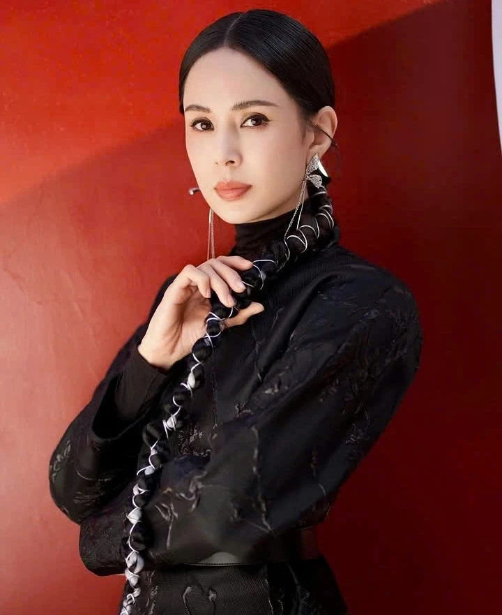 Điều gì khiến 'Tiểu Long Nữ' Lý Nhược Đồng bất ngờ lên tiếng xin lỗi?