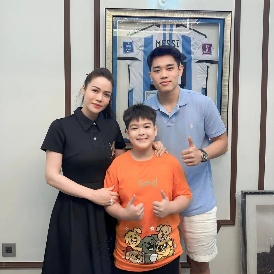 Đình Bắc và Nhật Kim Anh lại gây chú ý Đình Bắc và Nhật Kim Anh lại gây chú ý