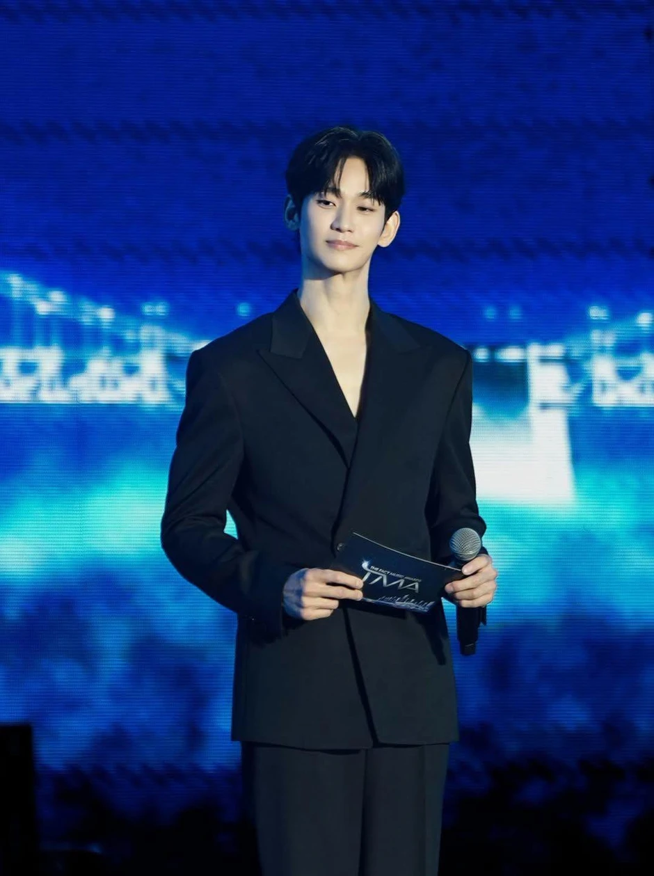 Dispatch lật ngược scandal Kim Soo Hyun hẹn hò trẻ vị thành niên: Tin nhắn "Muốn ôm em ngủ" là của nghệ sĩ A. gửi Kim Sae Ron Dispatch lật ngược scandal Kim Soo Hyun hẹn hò trẻ vị thành niên: Tin nhắn "Muốn ôm em ngủ" là của nghệ sĩ A. gửi Kim Sae Ron