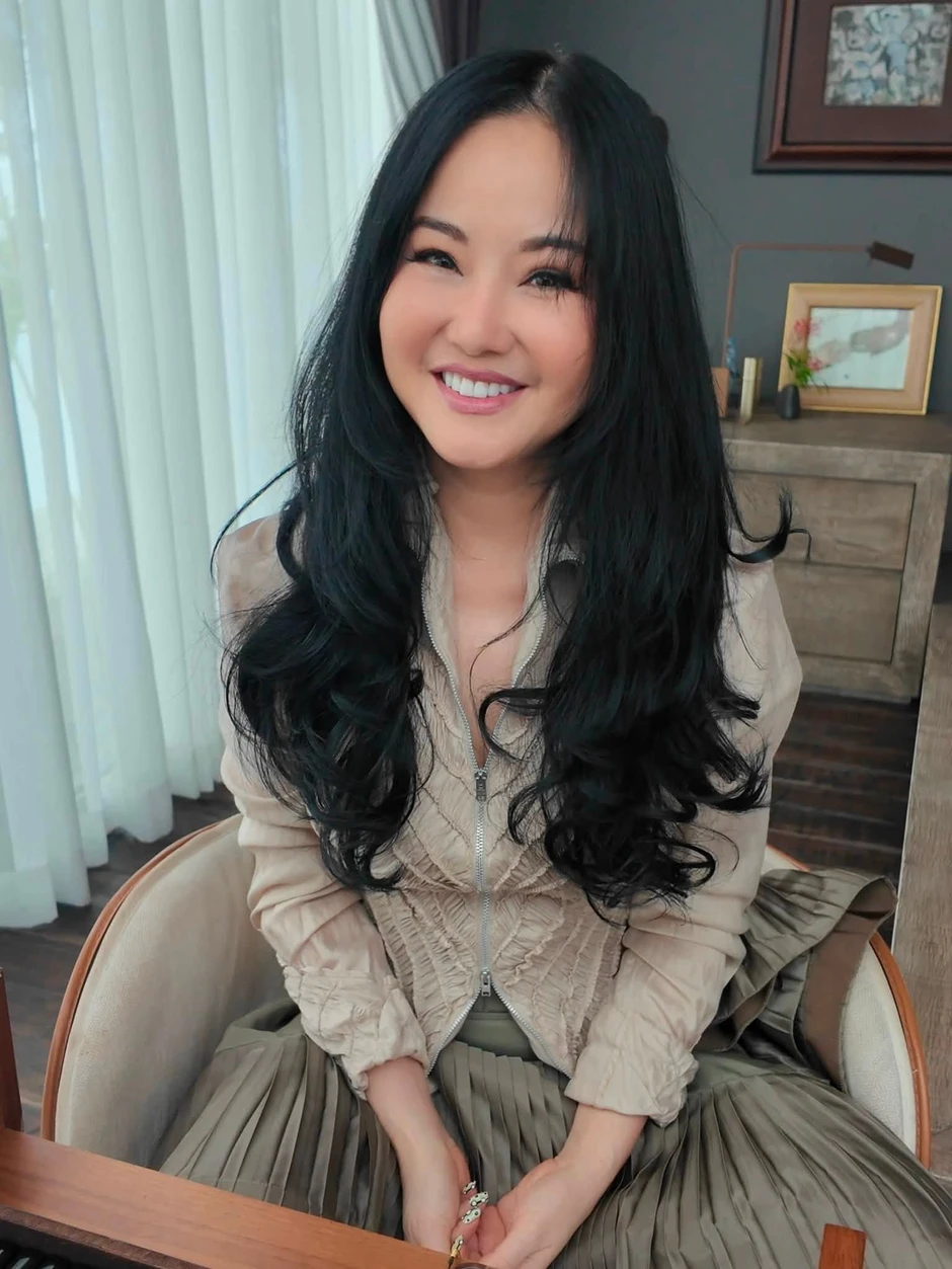 Diva Hồng Nhung U60 quá khác lạ, được khen "như búp bê" Diva Hồng Nhung U60 quá khác lạ, được khen "như búp bê"