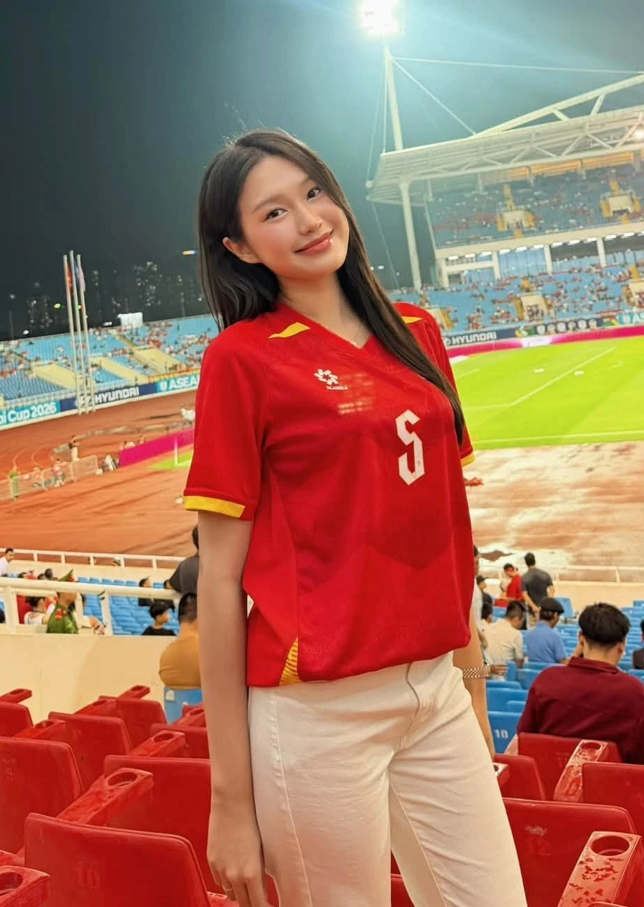 Doãn Hải My đưa con trai đến động viên Đoàn Văn Hậu