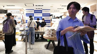 Độc giả xếp hàng xuyên đêm mua sách của Murakami