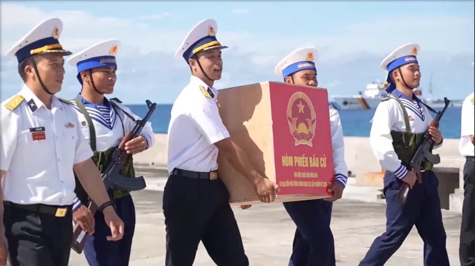 Đón xem phóng sự 'Lá phiếu giữa trùng khơi' trên VTV1 Đón xem phóng sự 'Lá phiếu giữa trùng khơi' trên VTV1