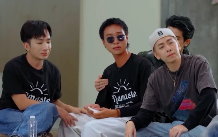 Đông Hùng nghẹn ngào nhìn lại biến cố nợ nần: 'Phải cúi đầu nhiều mới sống được' Đông Hùng nghẹn ngào nhìn lại biến cố nợ nần: 'Phải cúi đầu nhiều mới sống được'