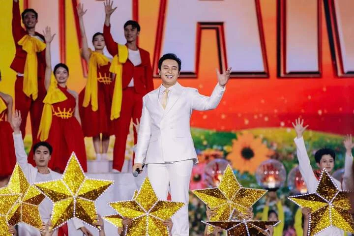 Đông Hùng nghẹn ngào nhìn lại biến cố nợ nần: 'Phải cúi đầu nhiều mới sống được' Đông Hùng nghẹn ngào nhìn lại biến cố nợ nần: 'Phải cúi đầu nhiều mới sống được'