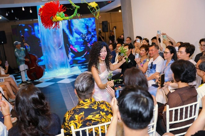 Đồng Lan trở lại showbiz Việt