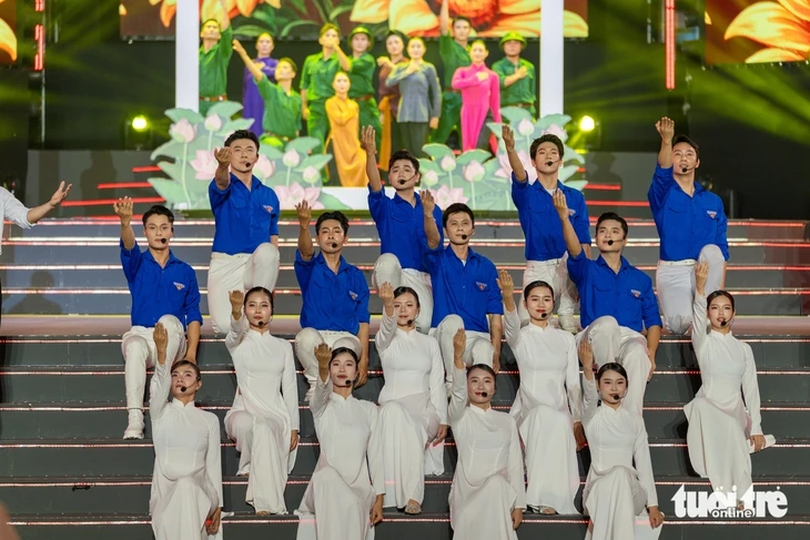 Đông nghẹt khán giả xem Đan Trường, Võ Hạ Trâm, Quốc Thiên hát mừng ngày thống nhất đất nước Đông nghẹt khán giả xem Đan Trường, Võ Hạ Trâm, Quốc Thiên hát mừng ngày thống nhất đất nước