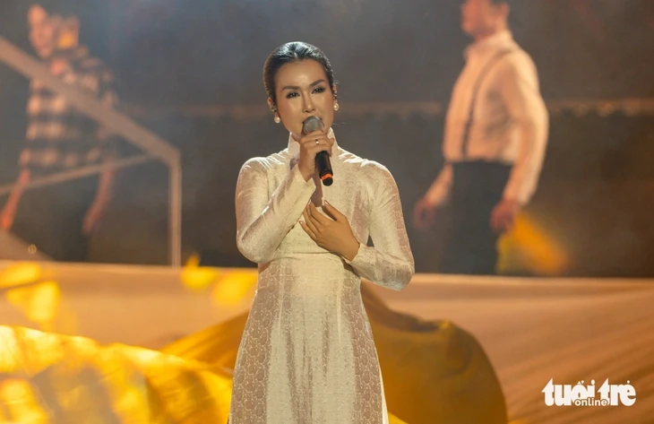 Đông nghẹt khán giả xem Đan Trường, Võ Hạ Trâm, Quốc Thiên hát mừng ngày thống nhất đất nước Đông nghẹt khán giả xem Đan Trường, Võ Hạ Trâm, Quốc Thiên hát mừng ngày thống nhất đất nước