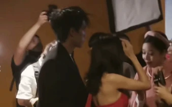 Drama bủa vây nam thần Vbiz vì liên tục tình tứ với bạn diễn: Hết ôm ấp lại nắm tay, netizen khó chịu vô cùng