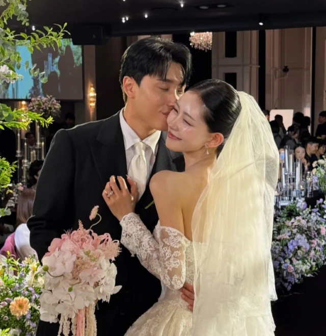 Drama sốc trong đám cưới sao nữ nổi tiếng và chồng phông bạt: Khách mời không thèm gửi tiền mừng còn ăn uống, làm loạn khán phòng Drama sốc trong đám cưới sao nữ nổi tiếng và chồng phông bạt: Khách mời không thèm gửi tiền mừng còn ăn uống, làm loạn khán phòng