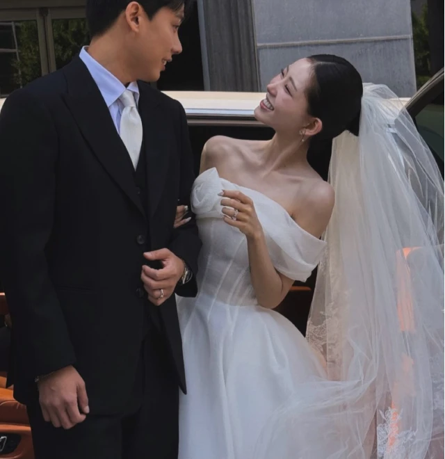 Drama sốc trong đám cưới sao nữ nổi tiếng và chồng phông bạt: Khách mời không thèm gửi tiền mừng còn ăn uống, làm loạn khán phòng Drama sốc trong đám cưới sao nữ nổi tiếng và chồng phông bạt: Khách mời không thèm gửi tiền mừng còn ăn uống, làm loạn khán phòng