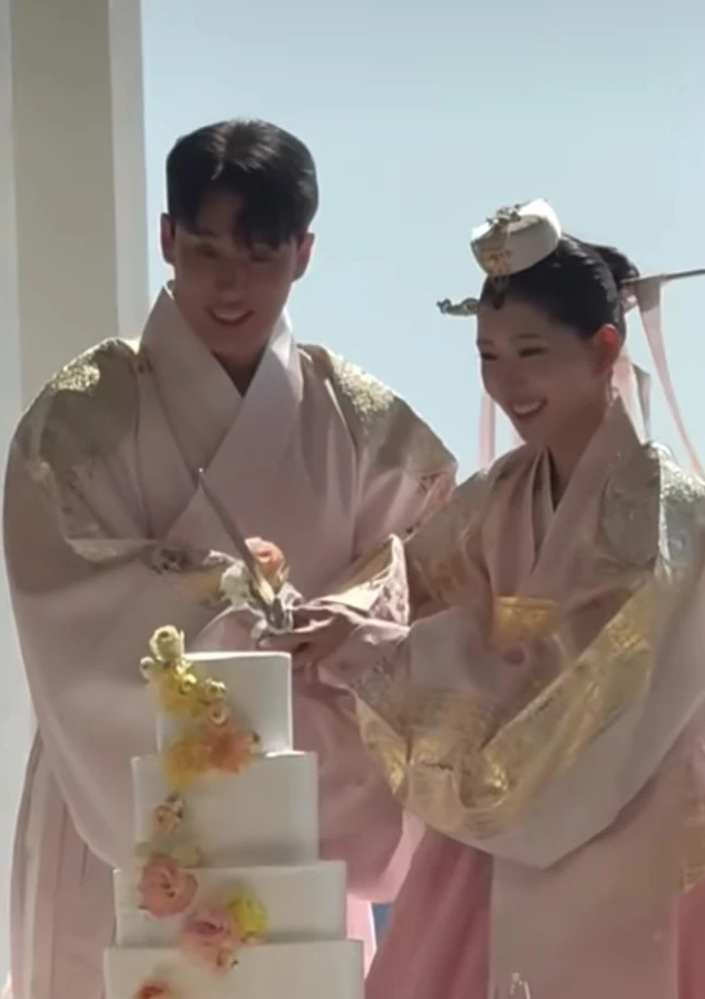 Drama sốc trong đám cưới sao nữ nổi tiếng và chồng phông bạt: Khách mời không thèm gửi tiền mừng còn ăn uống, làm loạn khán phòng Drama sốc trong đám cưới sao nữ nổi tiếng và chồng phông bạt: Khách mời không thèm gửi tiền mừng còn ăn uống, làm loạn khán phòng